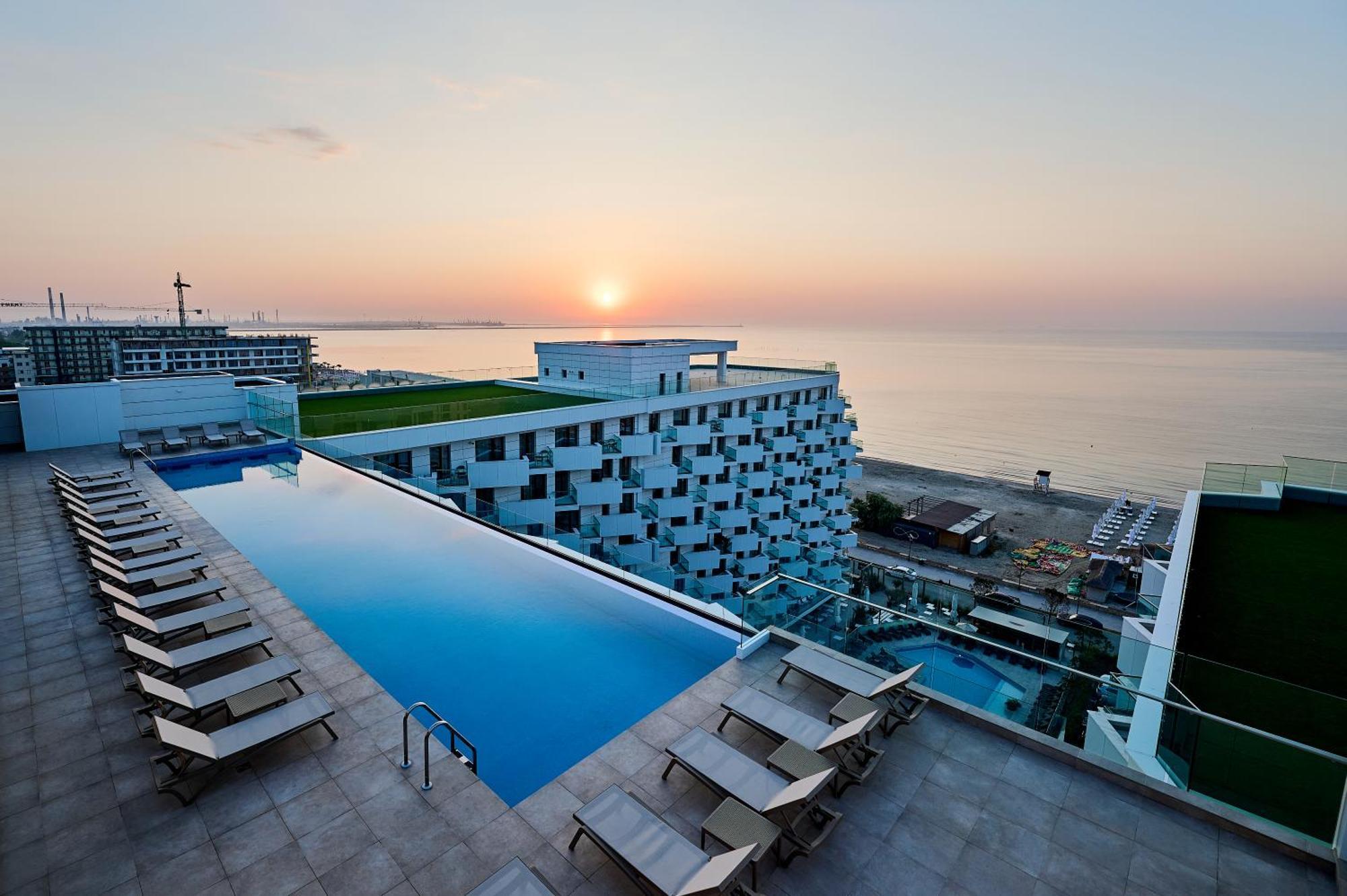 Crystal Beach - Infinity Pool & Spa Resort Năvodari 외부 사진