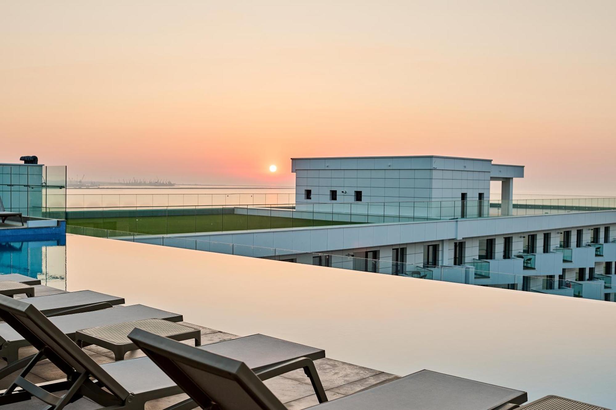 Crystal Beach - Infinity Pool & Spa Resort Năvodari 외부 사진